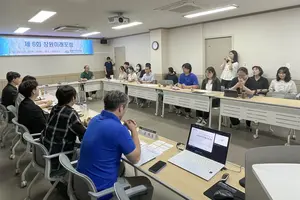 "저소득층 어르신, 메신저 이용량·외출 빈도 적어…고립현상 심화 확인"