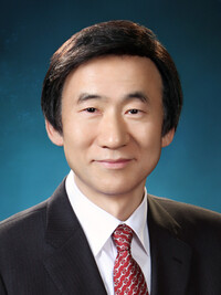 윤병세 청와대재단 이사장.
