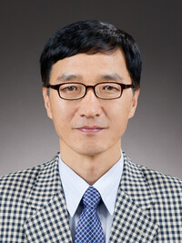 김희섭 국립중앙도서관 관장.