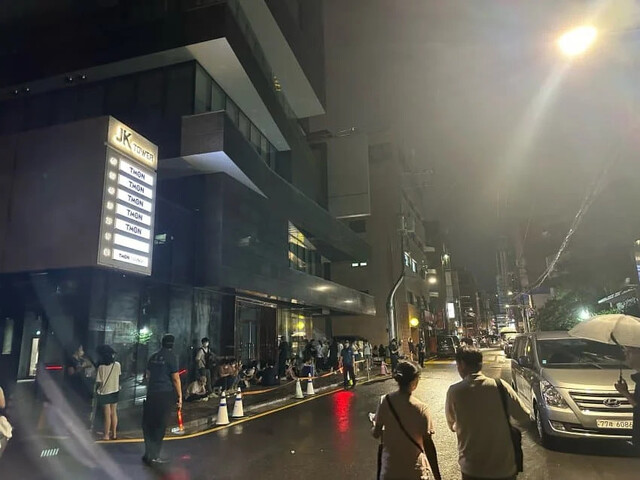티몬·위메프 판매대금 미정산 사태로 시민들이 이들 기업으로 몰려가 결제대금 환불을 요구하고 나섰다. 인터넷커뮤니티