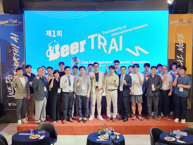 '제1회 비어 트레인' 행사 참석자들이 기념 촬영을 하고 있다. 박광하 기자