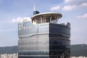 철도 전기공사 불법 하도급, 뇌물 받은 국가철도공단 간부 '작품'이었다