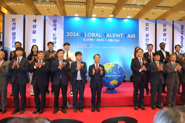 박지환 씽크포비엘 대표(뒷줄 왼쪽 셋째)가 27일 열린 '2024 글로벌 탤런트 페어' 개막식에 참석했다. 씽크포비엘