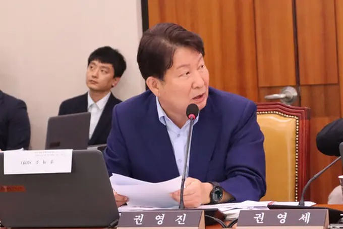 [국감2024] 활주로에 떨어진 '김정은 오물 풍선', 공항공사 직원이 뒤늦게 발견